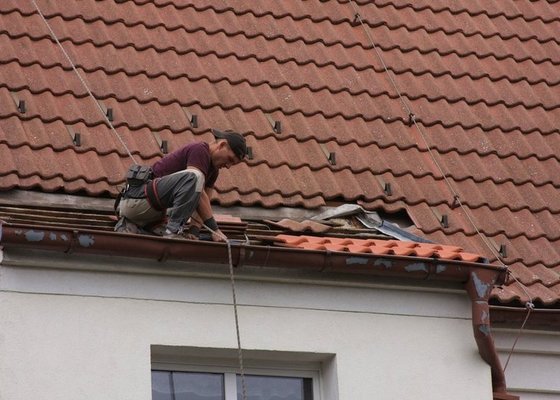 Oprava okapu a výměna krytiny nad schodištěm.