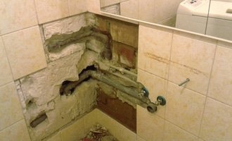 Zazdění díry ve zdi, oprava obkladů v koupelně