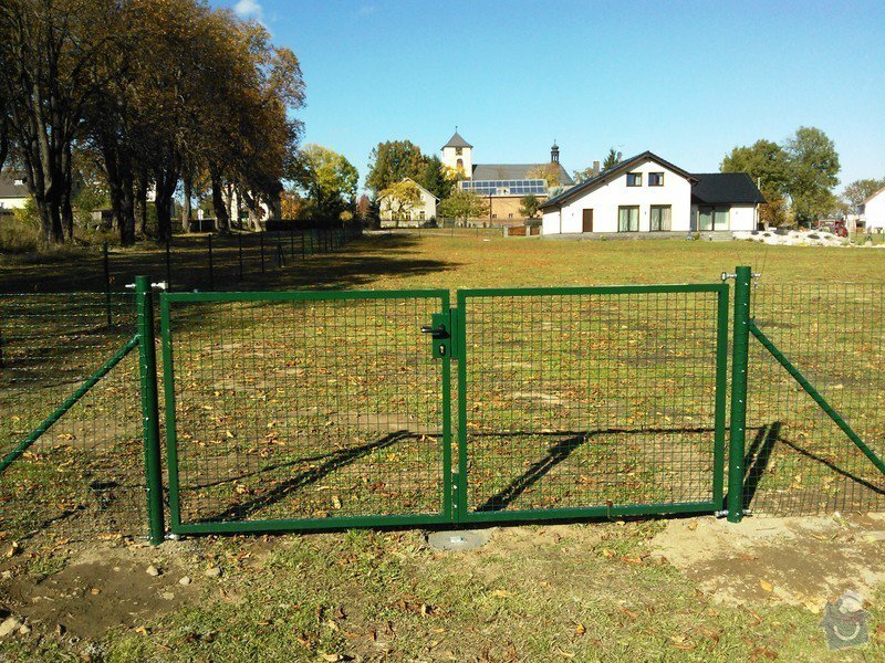 Oplocení RD svařovaná síť: Brana_vypln_svarovana_sit_Bochov