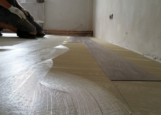 Stěrkování a lepení vinylové podlahy