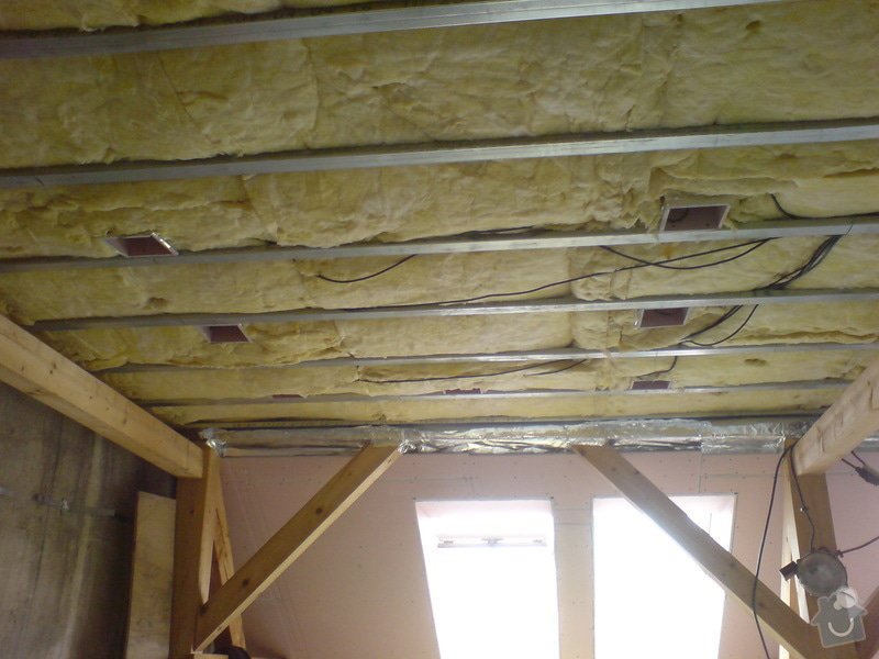 Zatepleni střechy,sadrokartonové práce (střechy,příčky, předstěny),ytongové příčky,elektrikářské práce: DSC00349