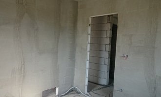 Perlinka cca 250m2,  tenkovrstvá omítka cca  700m2 - stav před realizací