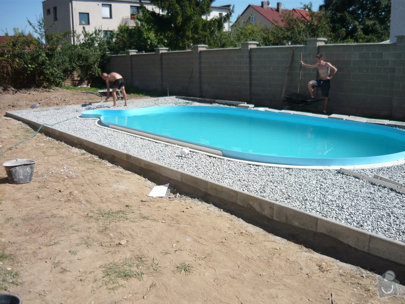 Položení dlažby kolem bazénu.: P1050721
