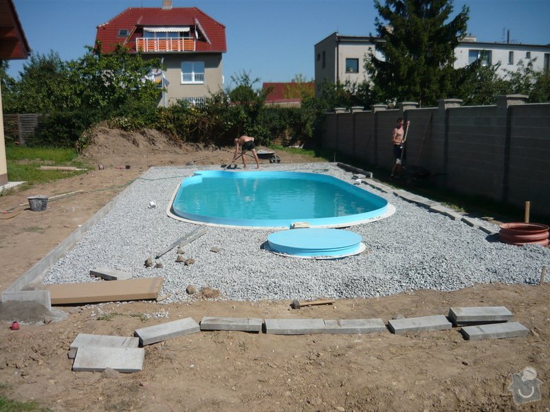 Položení dlažby kolem bazénu.: P1050723