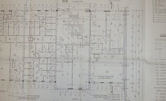 Opravy vnitřních společných prostor sedmi-podlažního panelového domu - stav před realizací