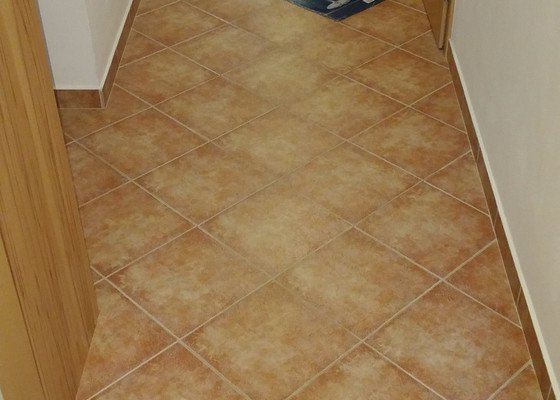 Oprava podlahy v chodbe a obkladu v koupelne (Praha 8 - Kobylisy) - stav před realizací