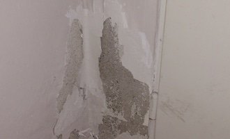 Oprava vlhké zdi a vymalování bytu (45m) - stav před realizací