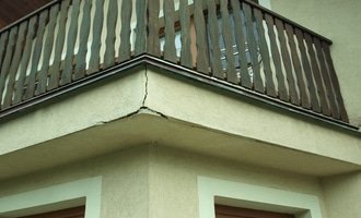 Rekonstrukce balkonu a ukotvení brány - stav před realizací