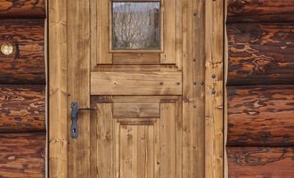 Výroba dřevěných dveří a zárubní v masivním provedení do srubu