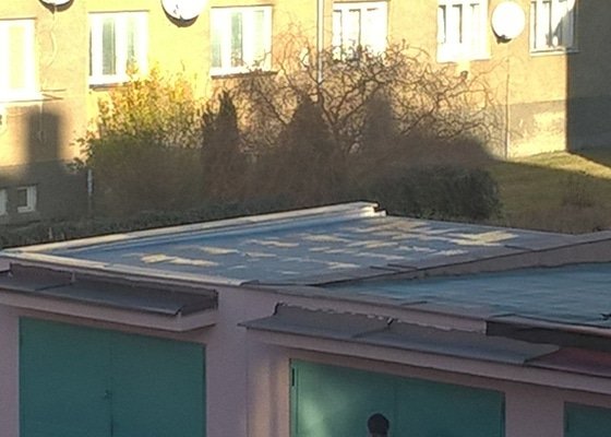 Oprava lepenkové střechy garáže