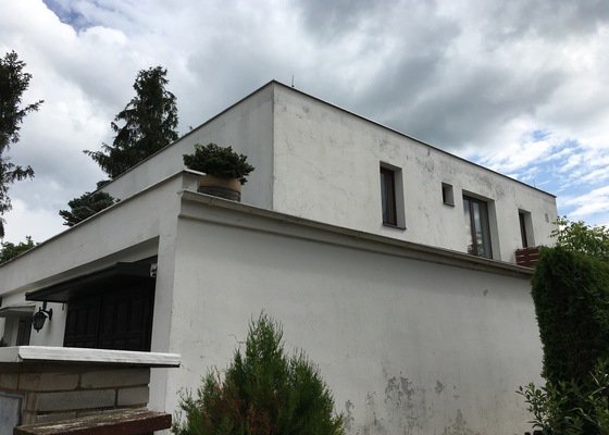 Rekonstrukce hladké bílé fasady 
