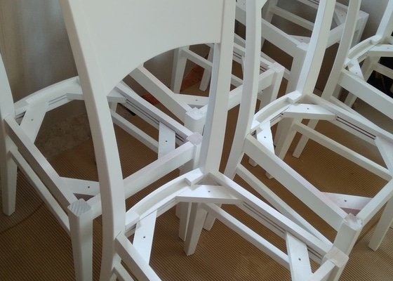    Přelakování šesti kuchyňských židlí bílou barvou.  
