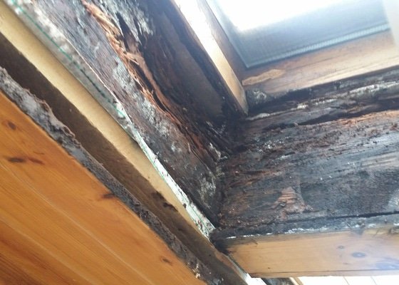 Oprava střechy - prohnilé trámy