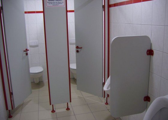  sanitární stěny,šatní skříňky, WC kabinky.