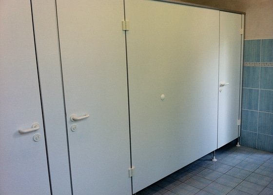  sanitární stěny,šatní skříňky, WC kabinky.