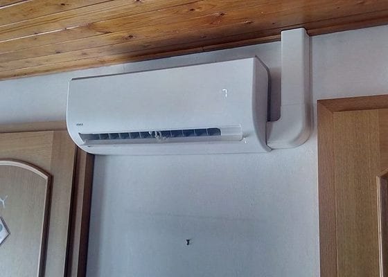 Montáž klimatizace do podkrovního bytu.