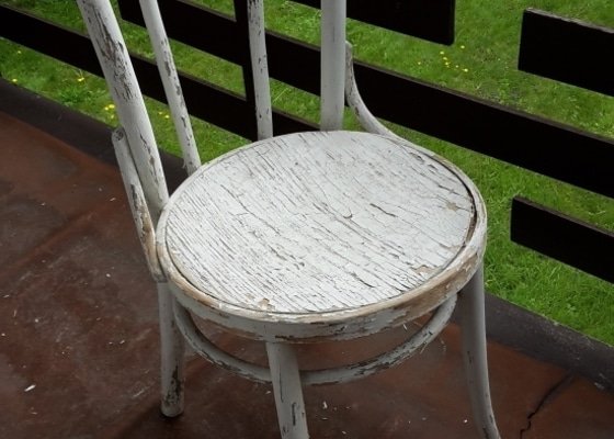 Renovace tří dřevěných židlí