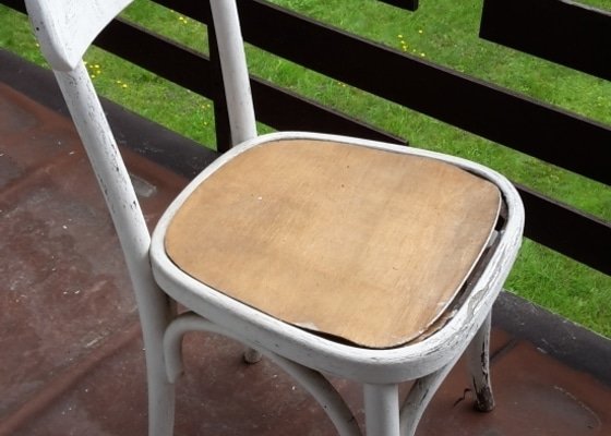 Renovace tří dřevěných židlí