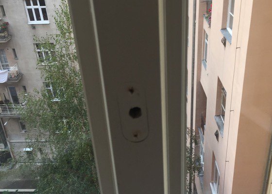 Oprava dřevěného okna - nefunkční klička