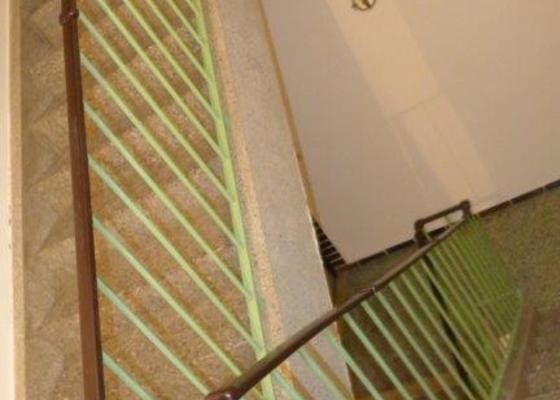 Výměna bakelitových schodišťových madel - stav před realizací