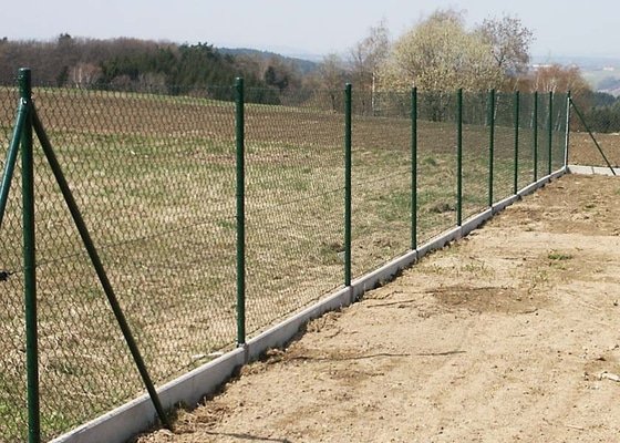 Zadní plot zahrady - pletivo - stav před realizací