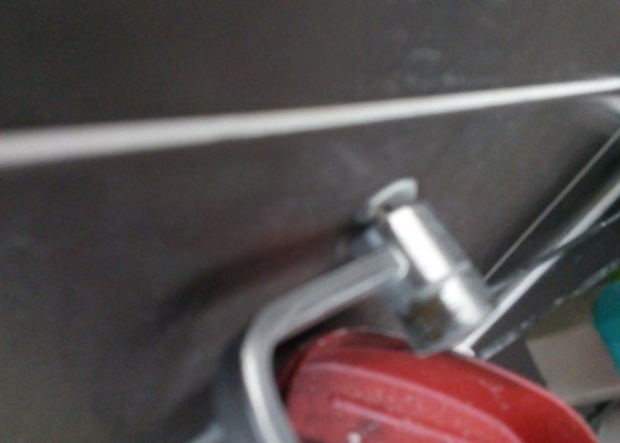 Oprava zavíracího mechanismu - dvířka u kuchyňské linky; oprava upevnění košíku na mycí prostředky ve sprchovém koutě