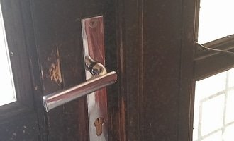 Repase 90 let starých vstupních dveří do domu - stav před realizací
