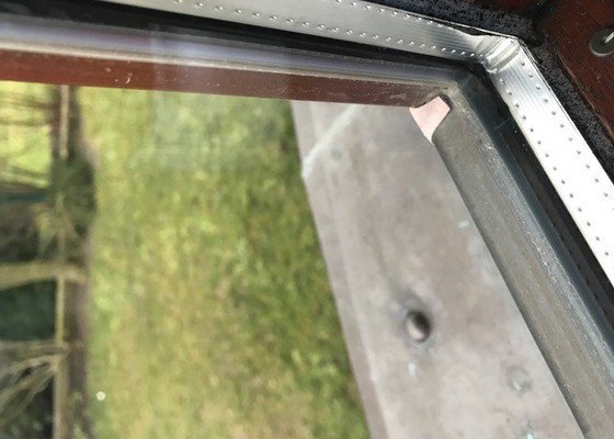 Oprava / výměna silikonu u dřevěných oken z interiérové strany