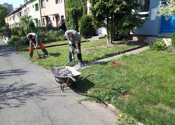 Stavba dreveneho plotu, chodnicek a uprava terenu