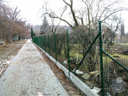 Oplocení pozemku v Mníšku pod Brdy: oploceni_s_podhrabovou_deskou_vyska_30_svarovana_sit_Mnisek_pod_Brdy