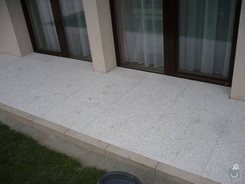 Zhotovení sádrokartonu, strukturová omítka a betonová dlažba.: P1080325