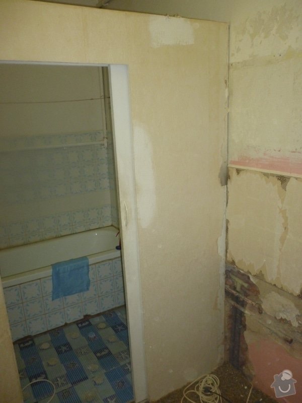 Vyrovnání stěn v koupelně: zaházení nerovností, vyrovnávky lepidlem, vyštukování.: P1000271