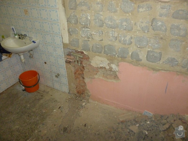 Vyrovnání stěn v koupelně: zaházení nerovností, vyrovnávky lepidlem, vyštukování.: P1000575