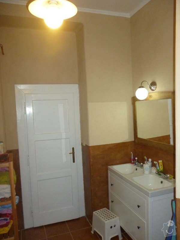Vyrovnání stěn v koupelně: zaházení nerovností, vyrovnávky lepidlem, vyštukování.: P1010393