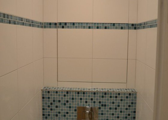 Dokončení rekonstrukce WC v bytě, instalace geberitu, obklady