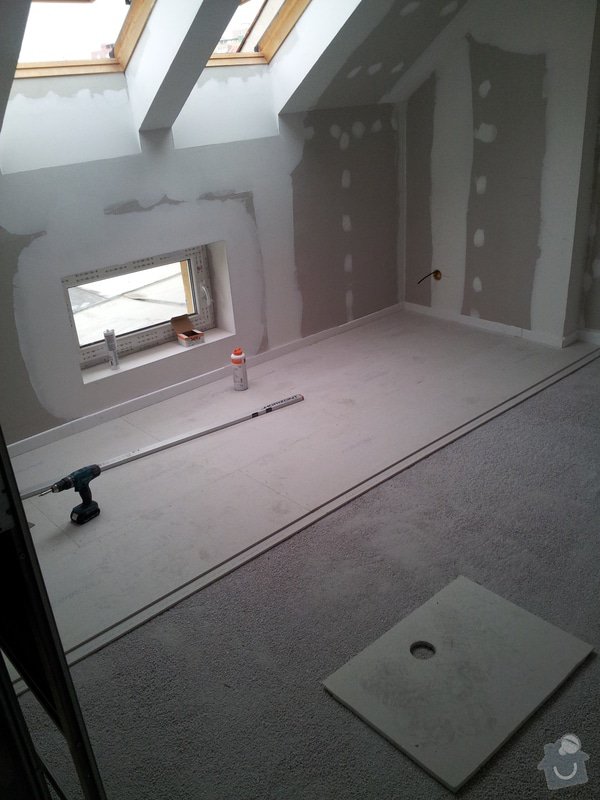 Montáže sádrokartonu, rekonstrukce podkroví, suché podlahy s podsypem Fermacell,výměna střešního okna, montáž poudra Eclisse pro posuvné dveře do SDK příčky.: Podkrovi_11
