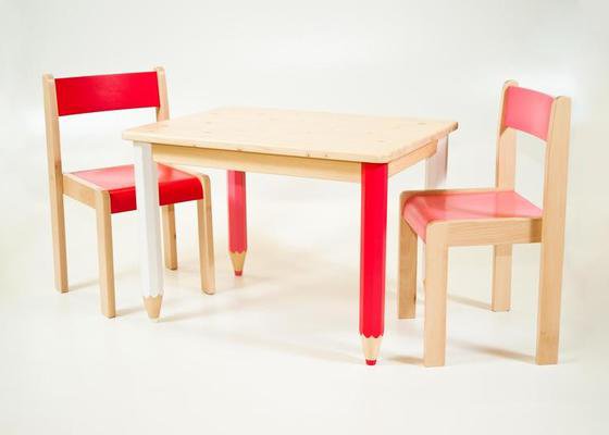 Dětský dřevěný stůl s židlemi
