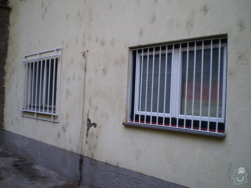 Nátěr okenních mříží v suterénu domu: P1010002