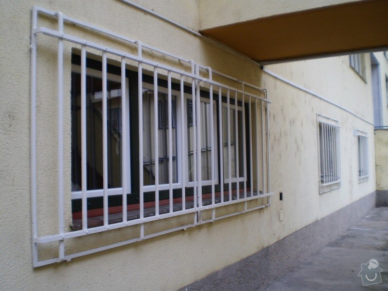 Nátěr okenních mříží v suterénu domu: P1010001