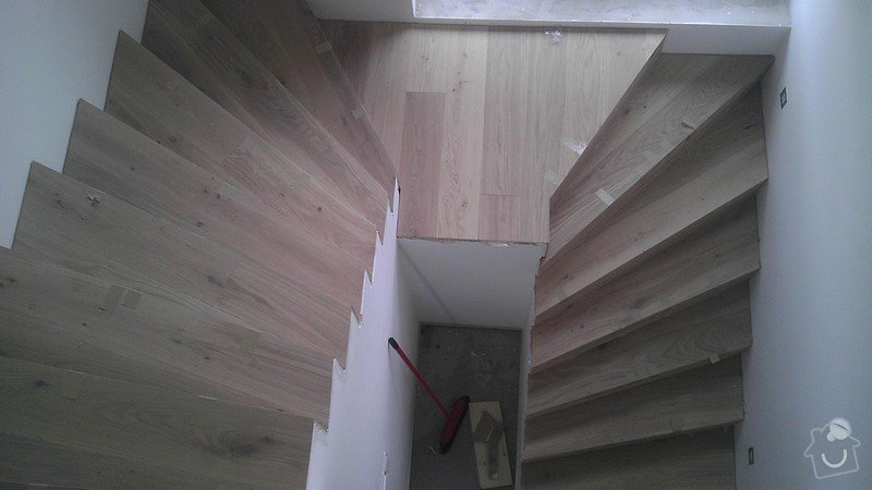 Obklad betonových schodů třívrstvou dřevěnou podlahou,zednické začištění: IMAG0107