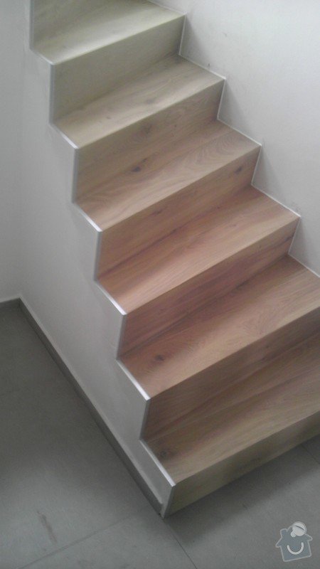 Obklad betonových schodů třívrstvou dřevěnou podlahou,zednické začištění: IMAG0127_kopie
