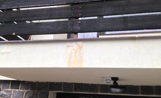 Oprava izolace a parapetu balkonu + okap - stav před realizací