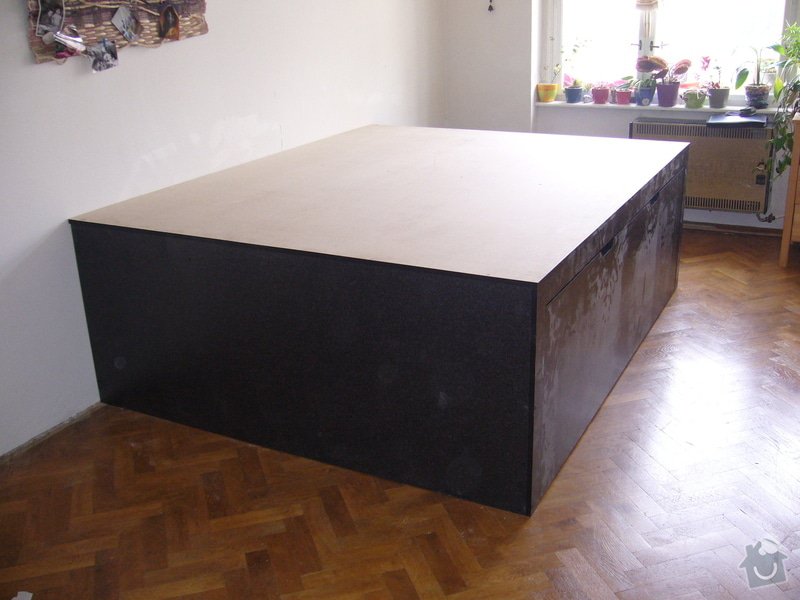 Pódium s výsuvnou postelí + šuplíčky úložné: P1050311