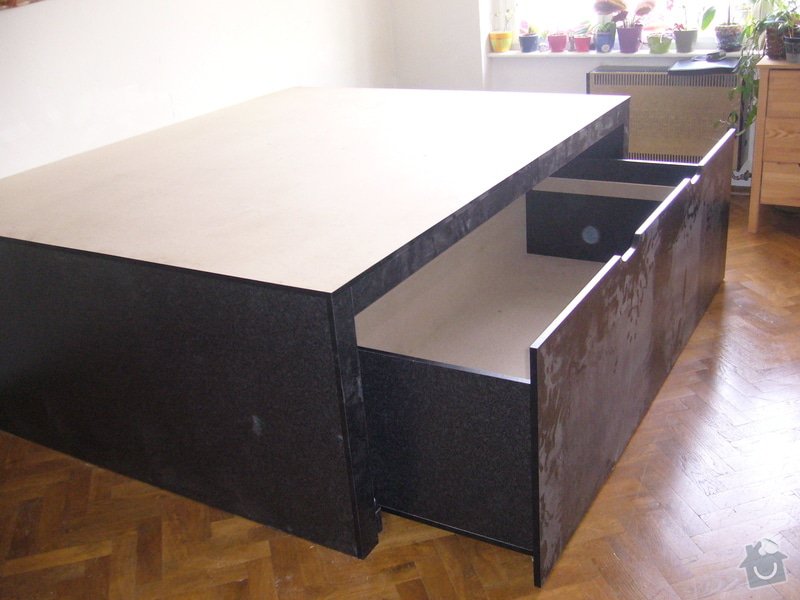 Pódium s výsuvnou postelí + šuplíčky úložné: P1050314
