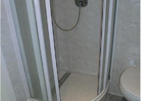 Obklad 2 sprchových koutů