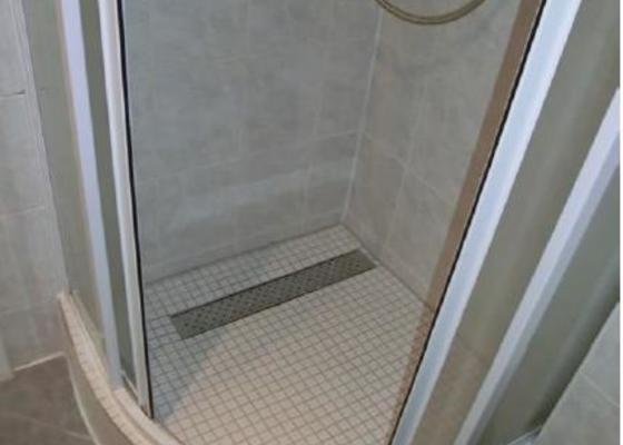 Obklad 2 sprchových koutů