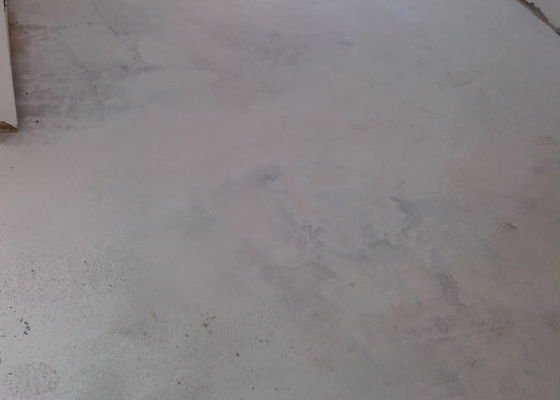 Oprava betonove podlahy v byte po spackane praci remeslnika