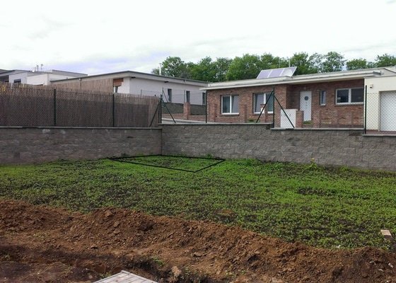 Betonove zaklady pro zahradni altan - stav před realizací