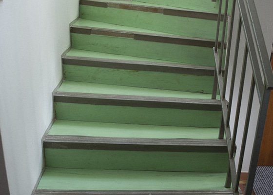 Polozeni PVC podlahy na schodiste