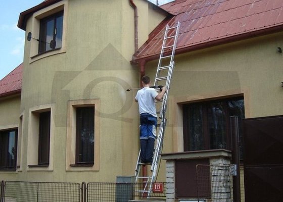 Čištění fasády od atmosferického znečištění ve Zbuzanech